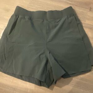 WOMEN’s lululemon GREEN Olive Size MEDIUM Pockets